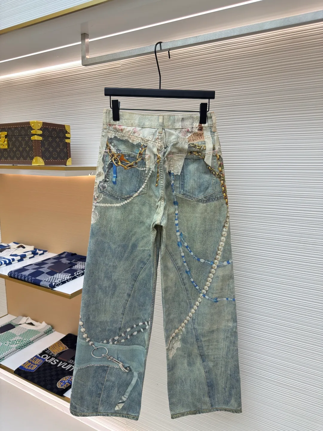 Acne Studios 25SS lace jeans ●Authentic product: purchased and developed for 7999 ●Item number: 1680160-A75 ●Fabric: lace ●Technology: washed production ●Version: loose fit ●Weight: about 575 grams ●Size: 42-44-46-48-50-52 ●Description: Customized high-weight organic cotton twill (14oz) is specially developed for ACNE. It is blended with long-staple cotton + 2% elastic fiber to ensure a crisp feel and moderate extensibility, suitable for loose tailoring. The fabric is first pre-shrunk to prevent deformation, and then washed with cellulase to soften the fibers to improve skin-friendliness while retaining the unique rough texture of twill.  Cellulase is used to bio-polish cotton fibers to break down surface hairiness, making the fabric feel super soft and waxy while retaining the natural breathability of cotton. Compared with traditional stone washing, this process is more environmentally friendly and reduces physical damage to fibers. The overall wiring is straight and delicate, the fabric is comfortable and soft, and the color is consistent without color difference. It can be matched with the same style to create a fashionable look and control various occasions. Customized accessories, complete with three standards, same style for men and women!